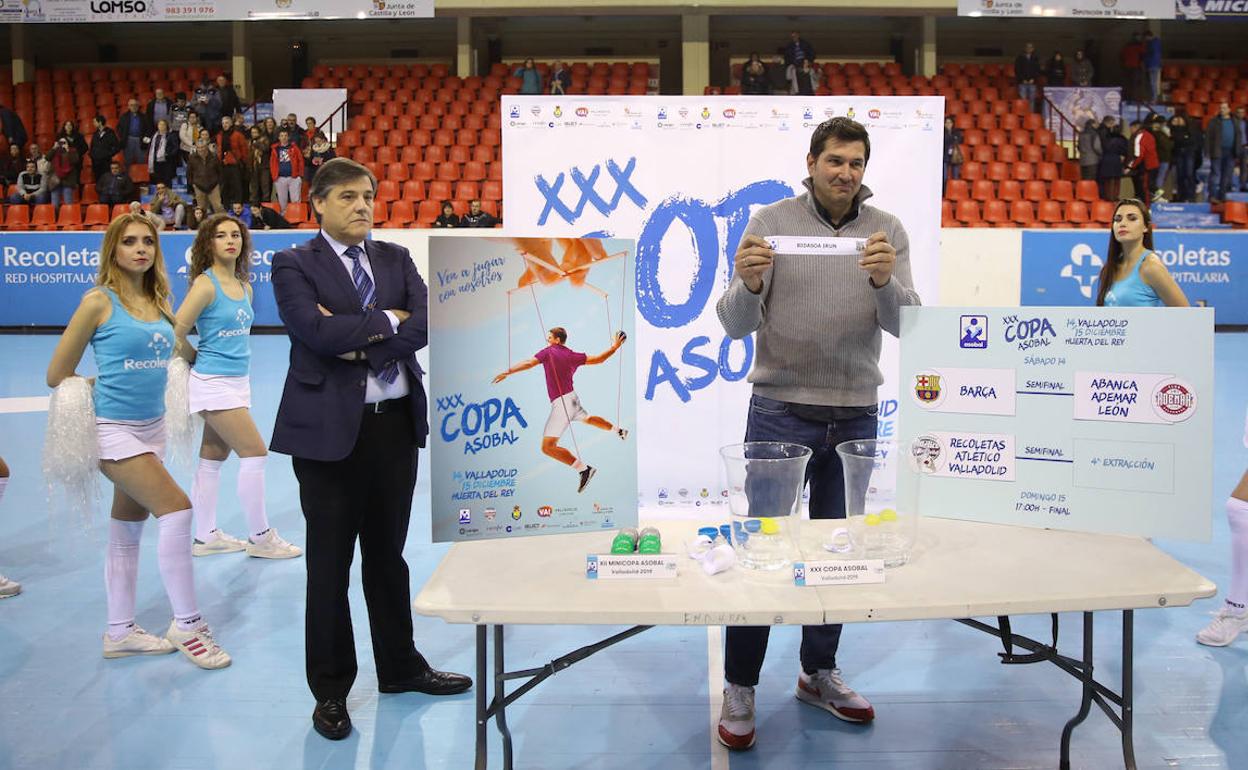 Ávila saca una bola en el sorteo. 