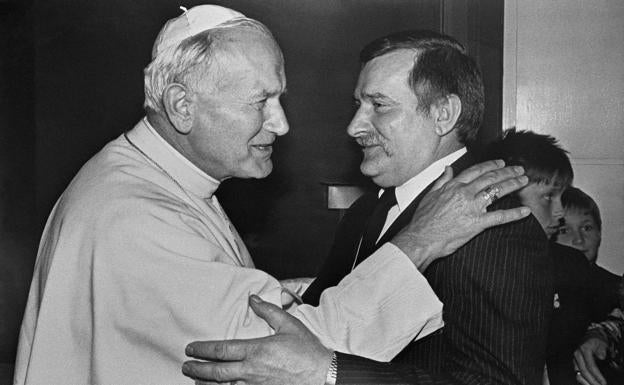 Juan Pablo II abraza a Lech Walesa, líder de Solidaridad, en 1987.