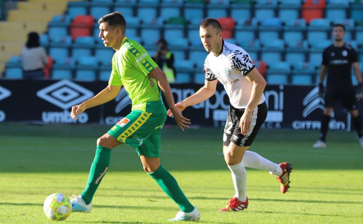 Kristian Álvarez persigue a David Grande.