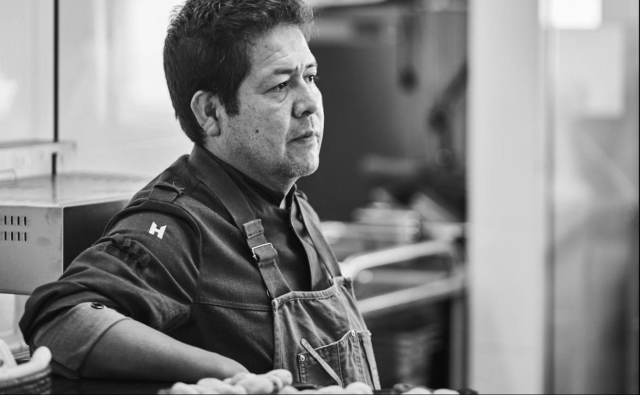 El cocinero Víctor Gutiérrez en la cocina del restaurante Taller Arzuaga, donde ha logrado estrella Michelin en noviembre. 