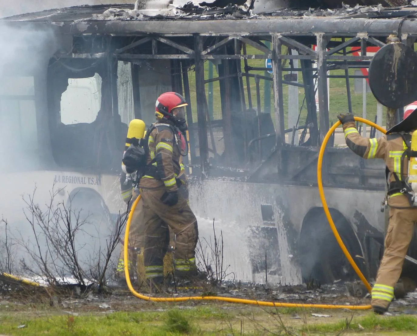 Los Bomberos de Valladolid han apagado las llamas que han devorado el autobús en las inmediaciones del estadio José Zorrila de Valladolid.