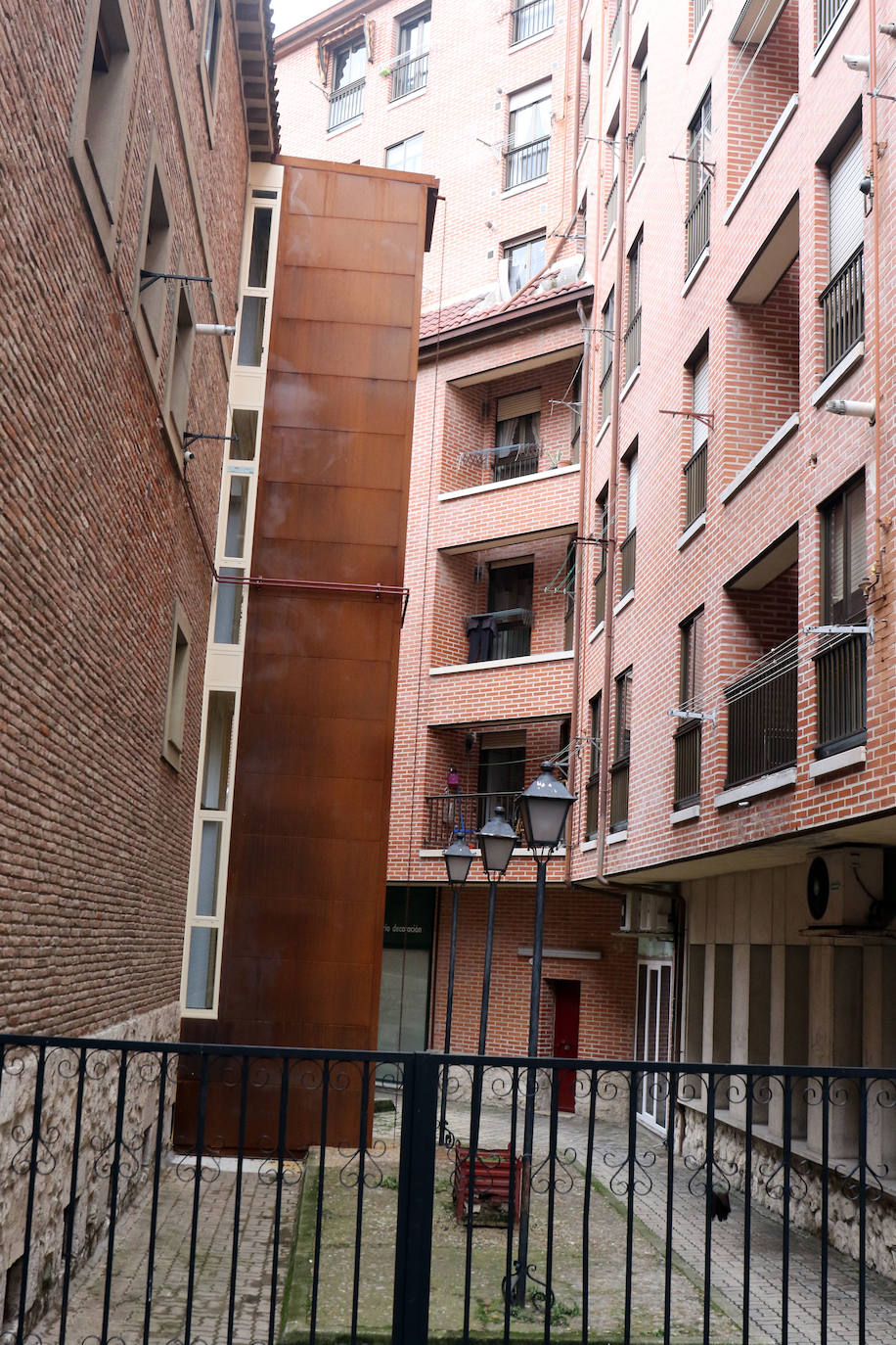 Tras once meses de obras, las viviendas de la plaza del Viejo Coso de Valladolid ya cuentan con ascensores para sus vecinos. 