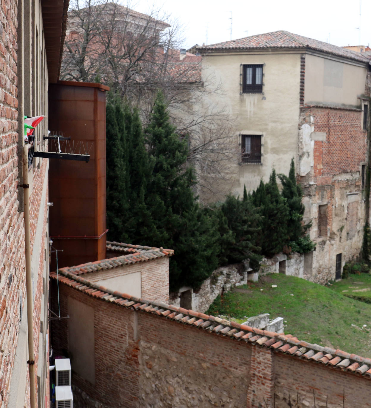 Tras once meses de obras, las viviendas de la plaza del Viejo Coso de Valladolid ya cuentan con ascensores para sus vecinos. 