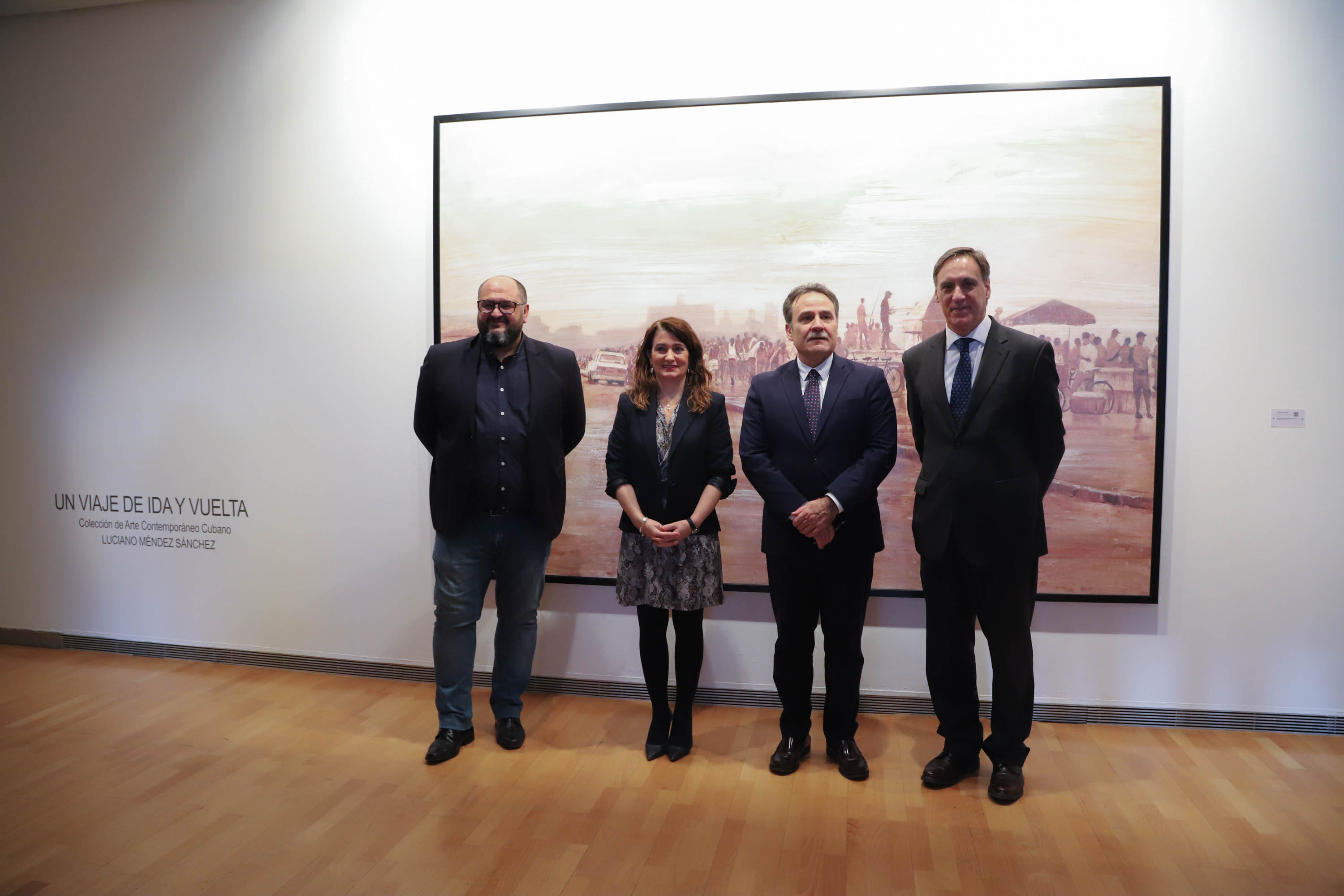 El embajador de Cuba visita la muestra de arte caribeño 'Un viaje de ida y vuelta' en el DA2 de Salamanca 