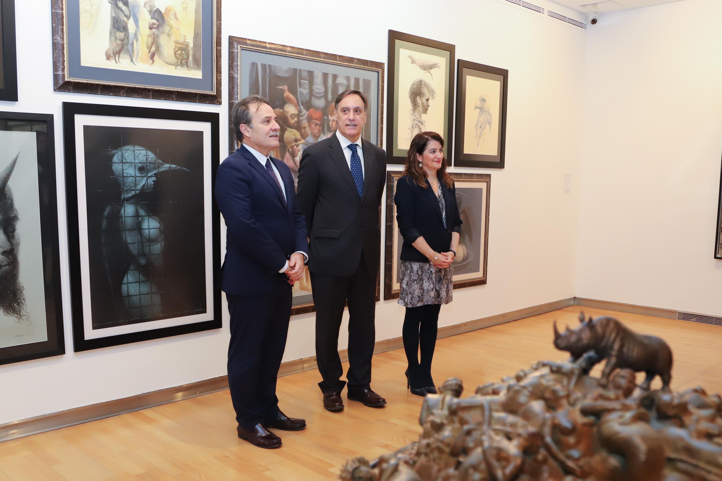 El embajador de Cuba visita la muestra de arte caribeño 'Un viaje de ida y vuelta' en el DA2 de Salamanca 