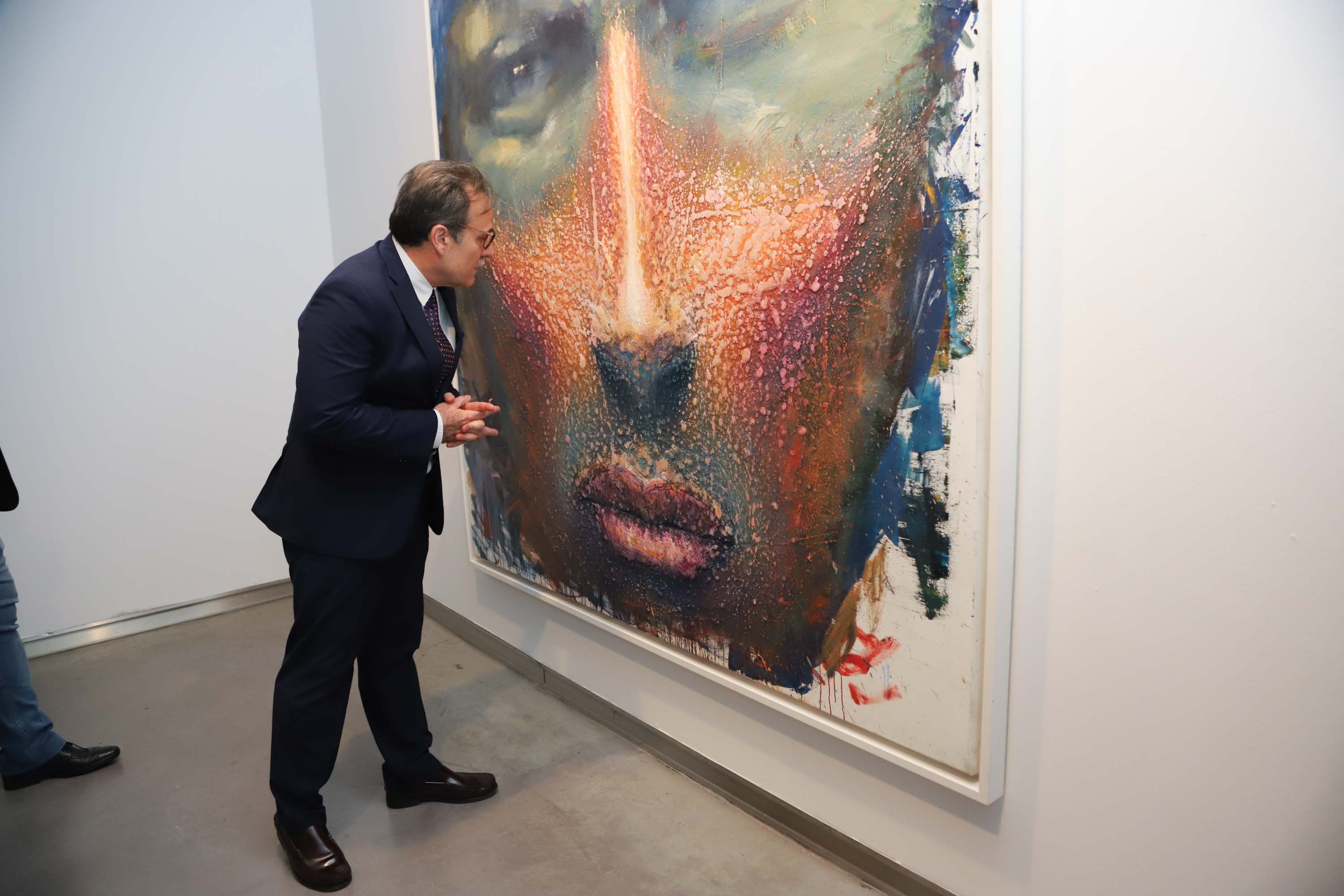 El embajador de Cuba visita la muestra de arte caribeño 'Un viaje de ida y vuelta' en el DA2 de Salamanca 