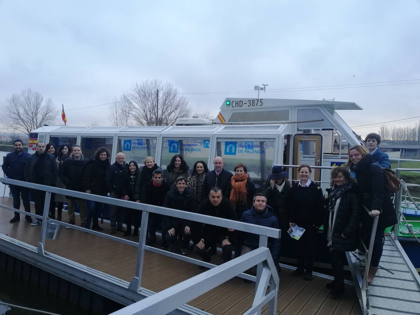 Participantes en el encuentro, junto al barco Juan de Homar.