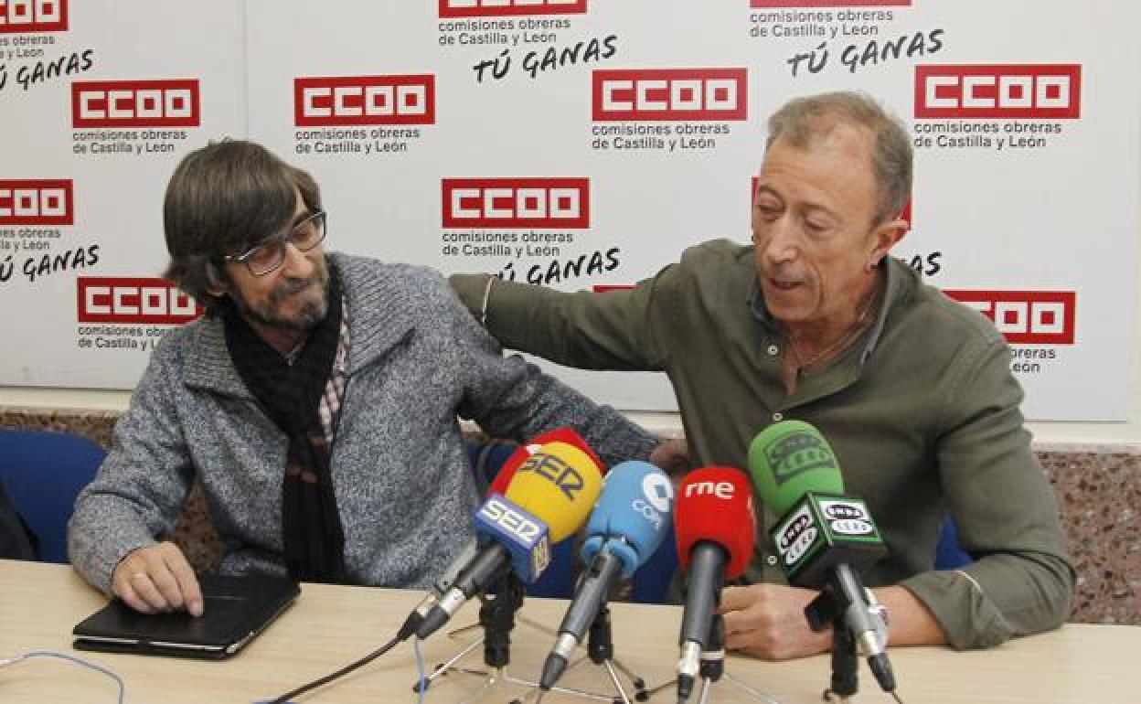 Luis González y Juan Carlos González se abrazan durante la rueda de prensa de despedida de Luis González. 