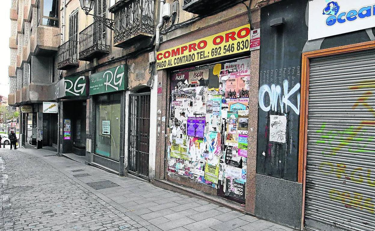 Locales comerciales cerrados en la calle de Muerte y Vida. 