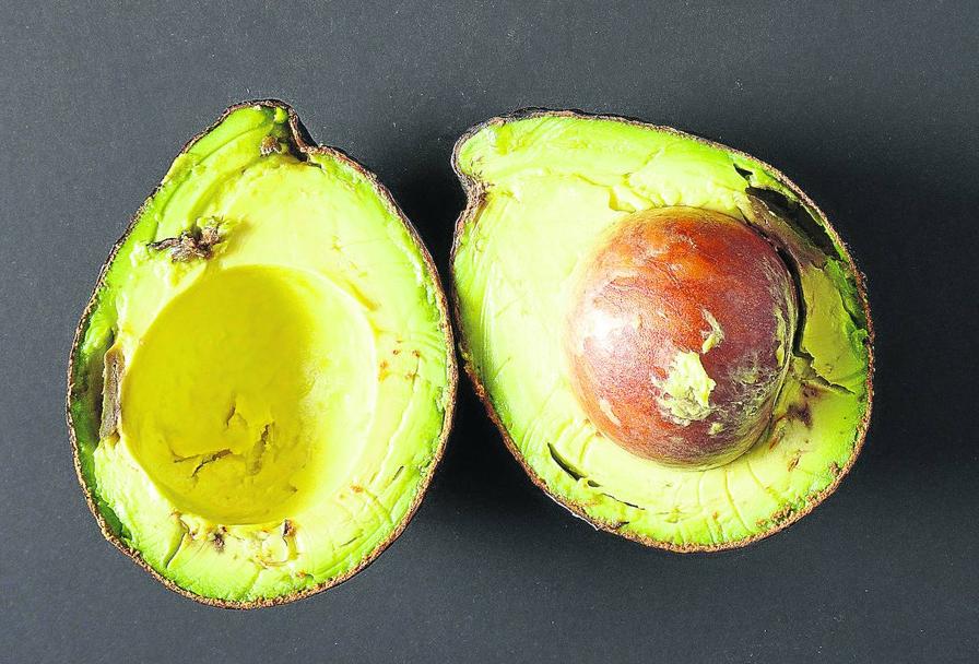 Cubiertos con la película protectora, los aguacates aguantan frescos cuatro o cinco veces más tiempo. 