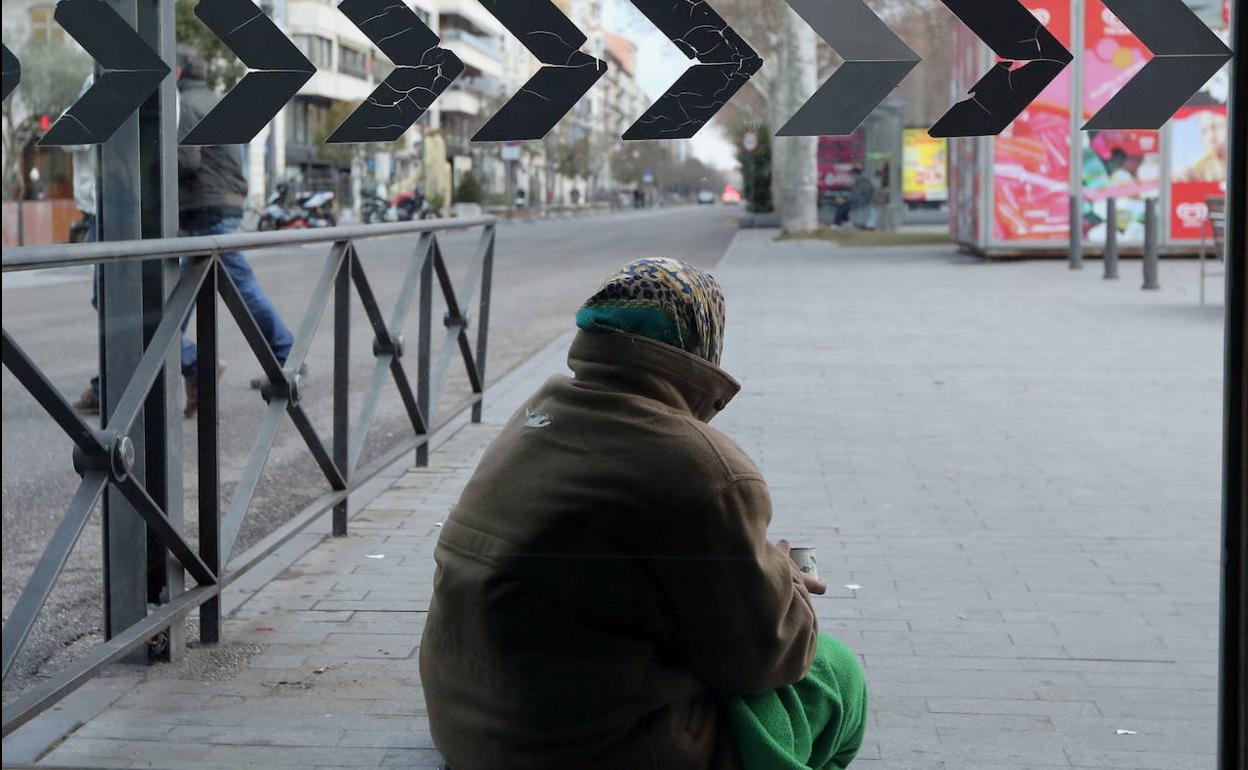 Una mujer pide limosna junto al aparcamiento de la Plaza de Zorrilla. 