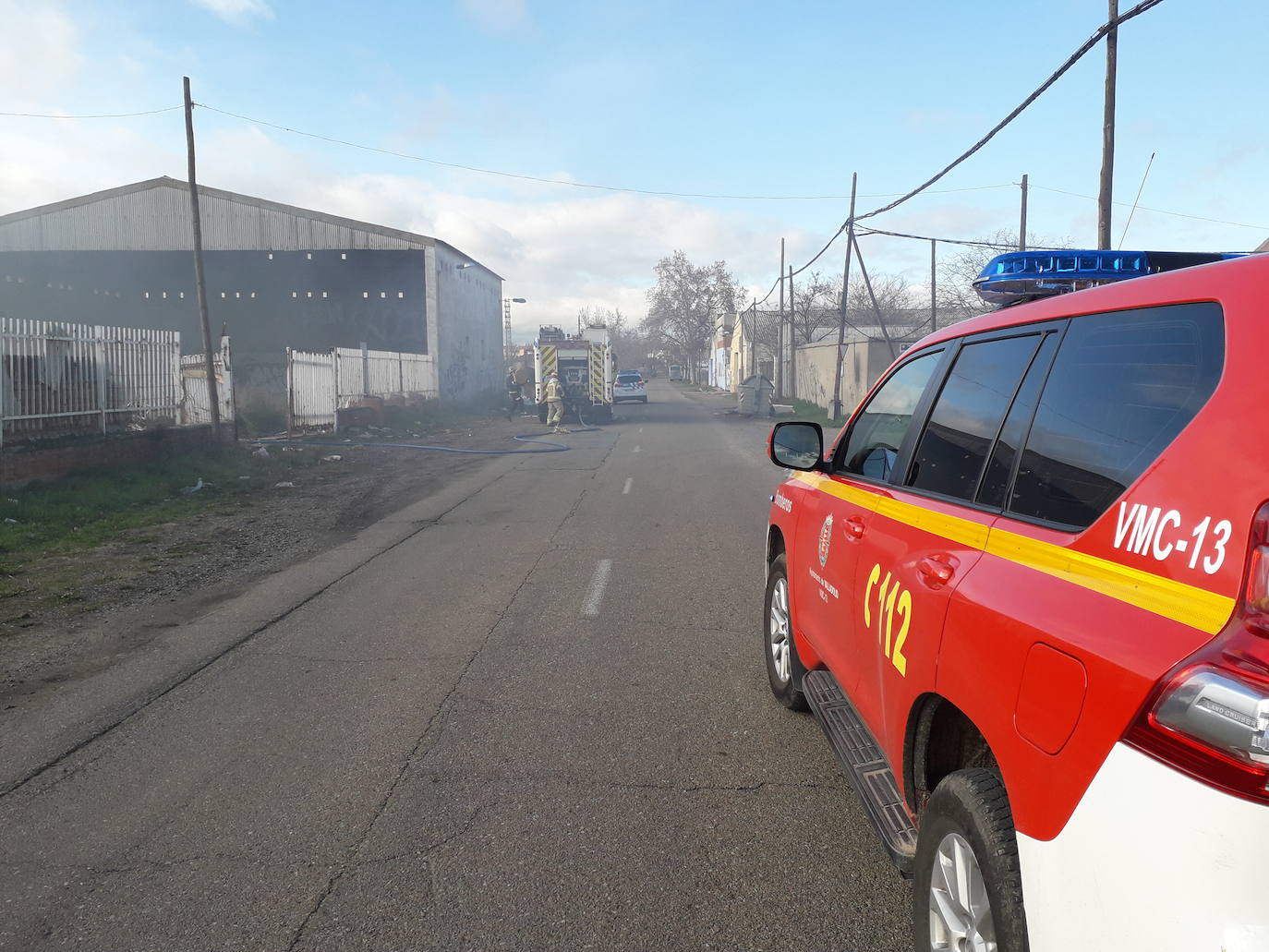 El fuego se ha originado en una nave de la calle Costa, perpendicular al Camino Viejo de Simancas. 