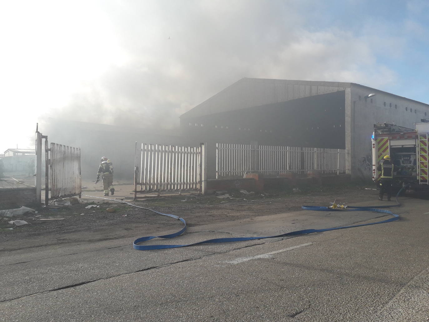 El fuego se ha originado en una nave de la calle Costa, perpendicular al Camino Viejo de Simancas. 