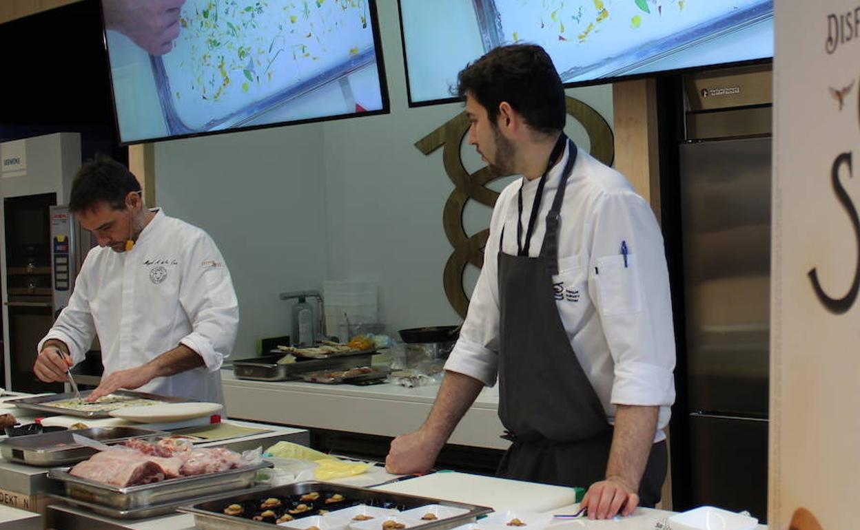 Miguel Ángel de la Cruz, a la izquierda durante la clase ofrecida a los alumnos del Basque Culinary Center. 