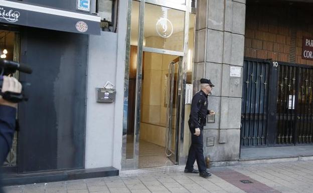 Un agente de la Policía en el portal de la Plaza Circular, en octubre de 2018. 