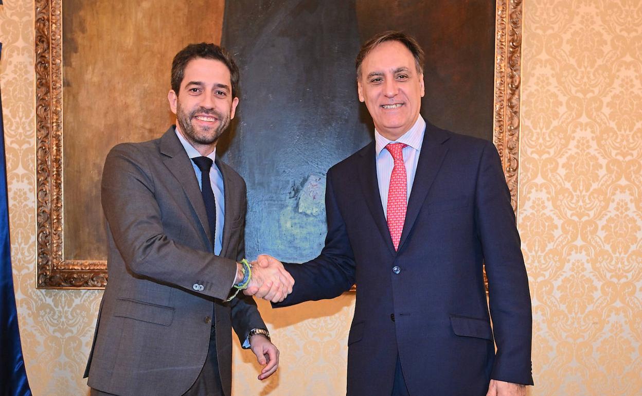 César Pontvianne y Carlos García Carbayo, tras las firma del convenio. 