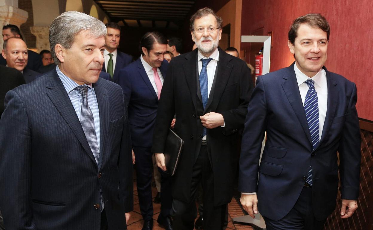 Rajoy, en el centro con Ángel de las Heras, director general de El Norte de Castilla a la izquierda y Alfonso Fernández Mañueco, presidente de la junta, a la derecha. 