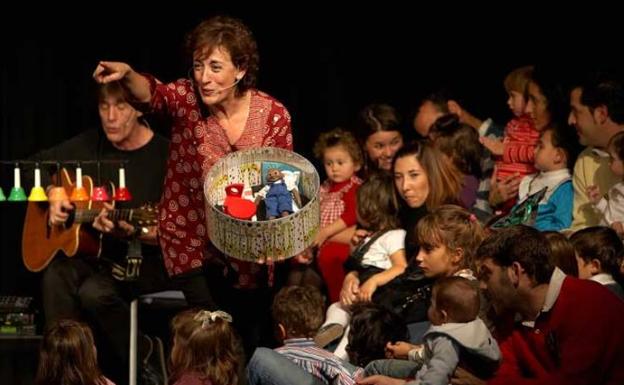 Momento de una de las representaciones, con los intérpretes Ana Isabel Gallego y Angel Sánchez.