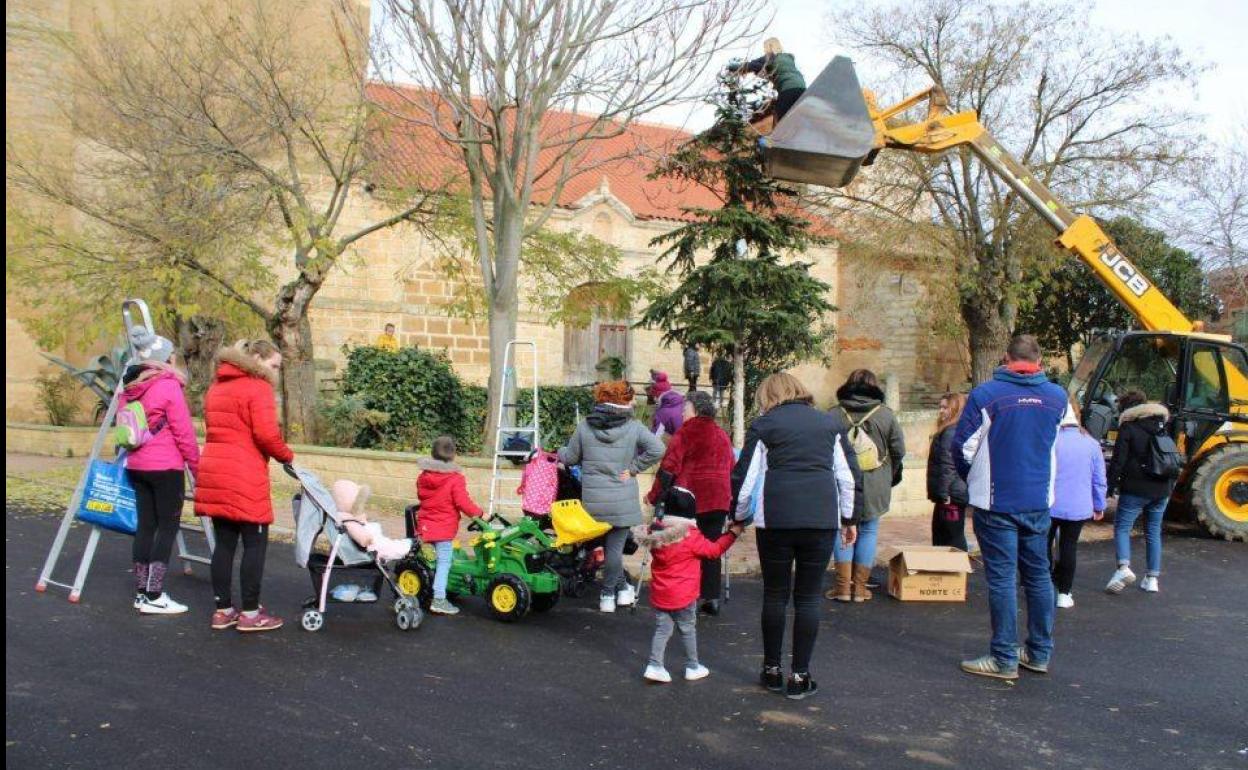 Padres y niños decoran los árboles.. 