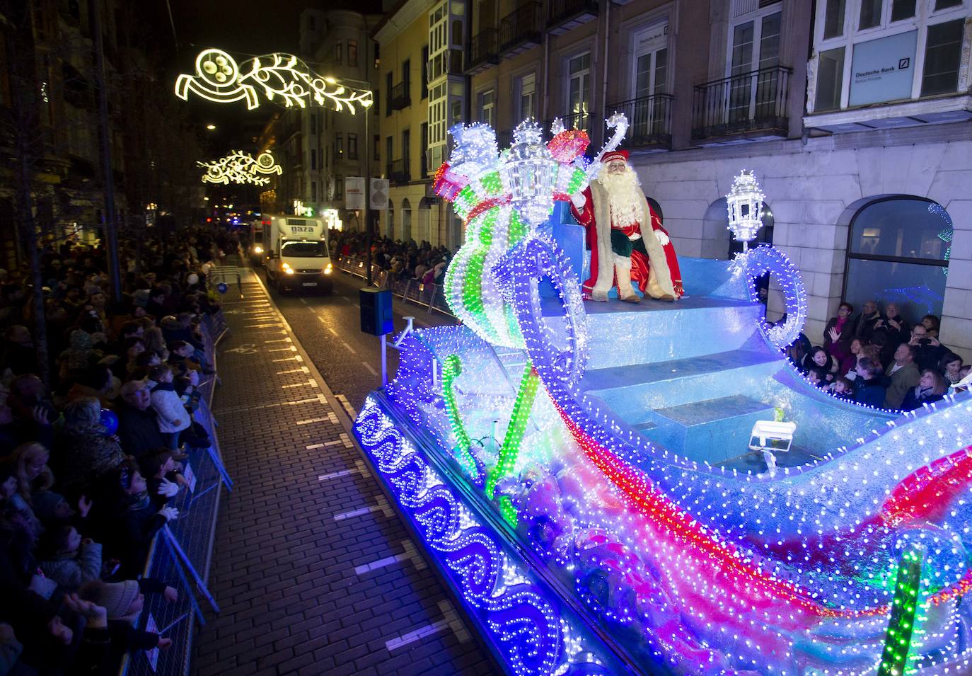 La Navidad se ha adelantado y Papá Noel ya recorre las calles de Valladolid. 