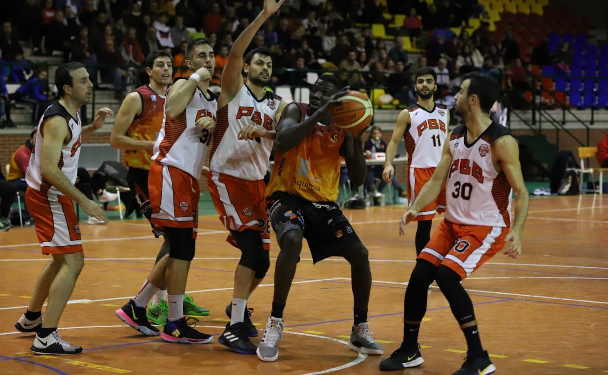 Una acción del partido entre Aquimisa y Porriño. 