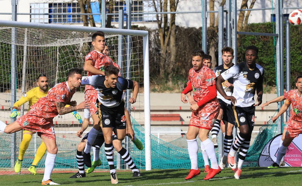 Imagen del partido de la pasada temporada entre Unionistas CFy CD Guijuelo.
