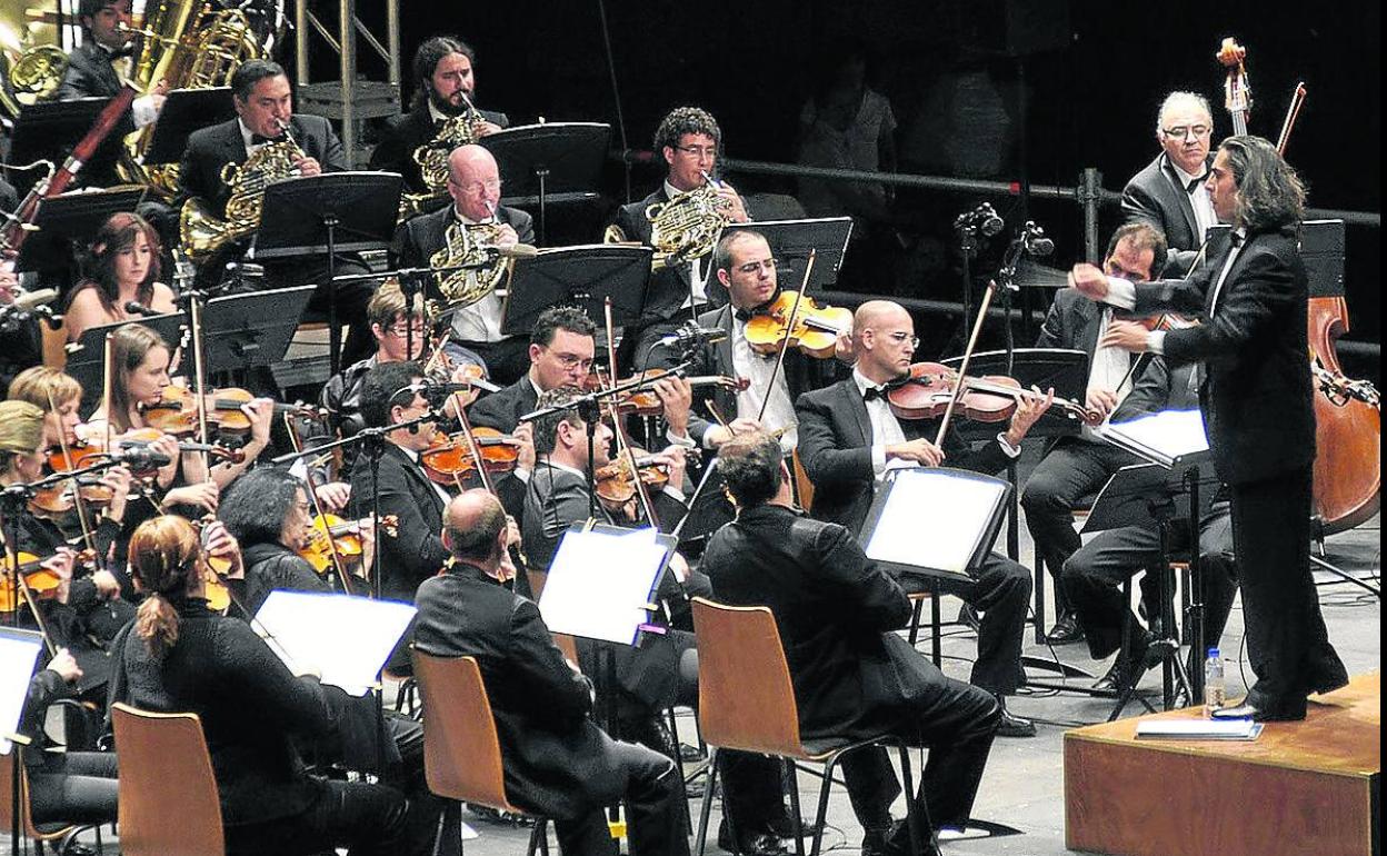 La Orquesta Sinfónica Ciudad de Segovia durante un concierto. 