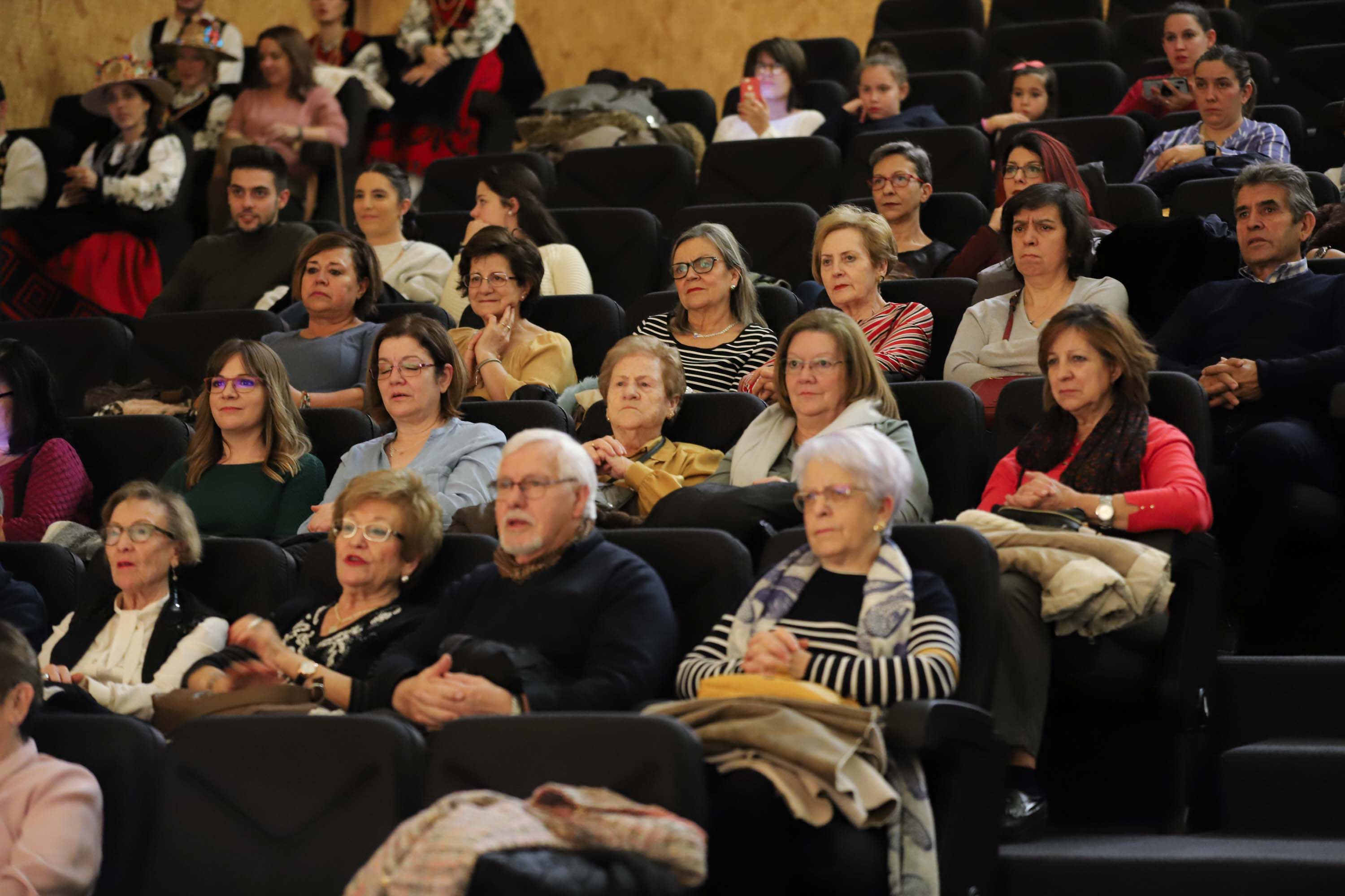 El centro municipal integrado Julián Sánchez El Charro acogió ayer un festival solidario, cuyo propósito fue la recaudación de donativos a favor de la Asociación de Familiares de Enfermos de Alzheimer. El festival incluyó las actuaciones de Aurora de Luna-Copla, Folclore Charro, la Escuela de Baile Anael y la Tuna de Medicina. 