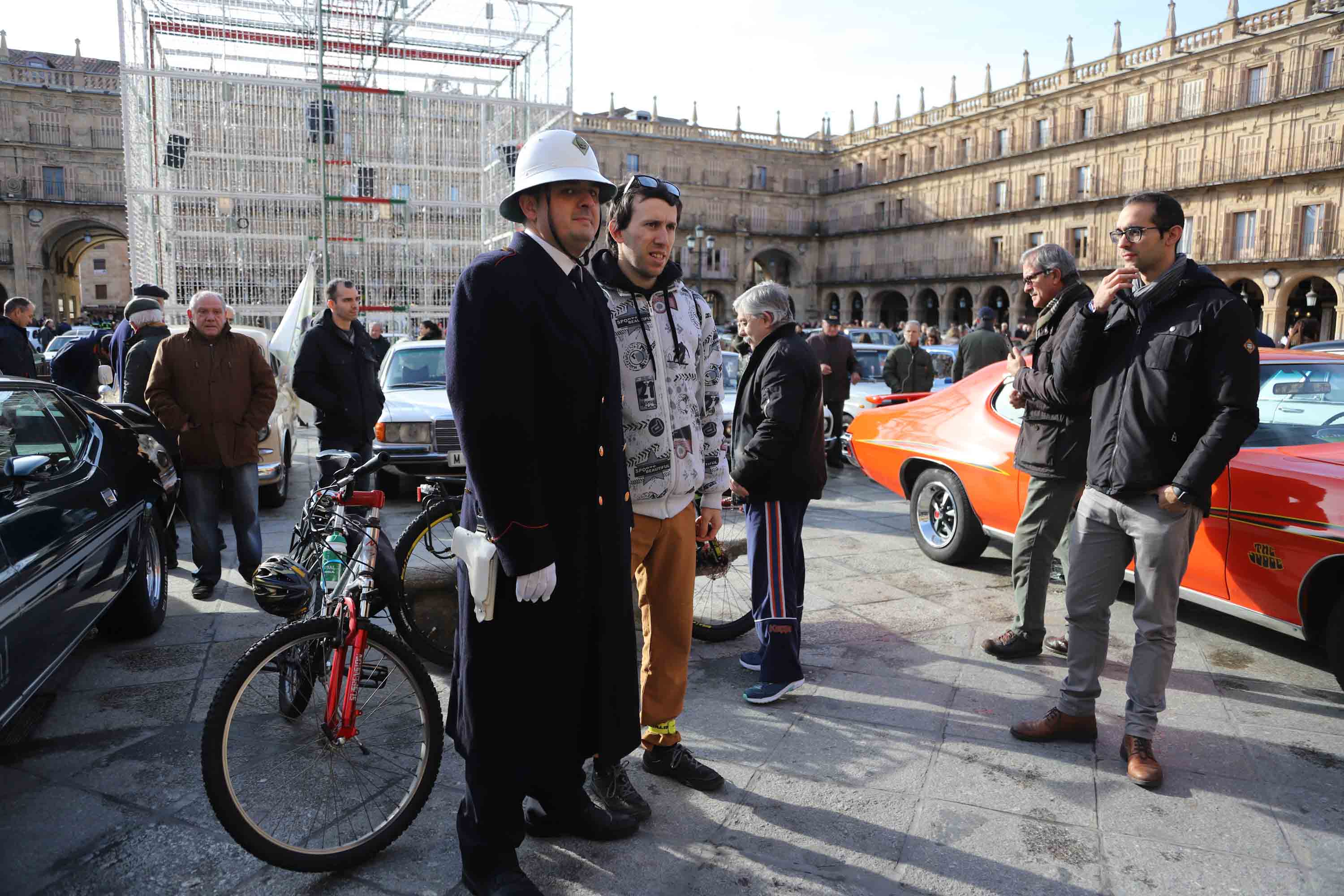 Fotos: El Día del Guardia Urbano congrega a 170 vehículos antiguos
