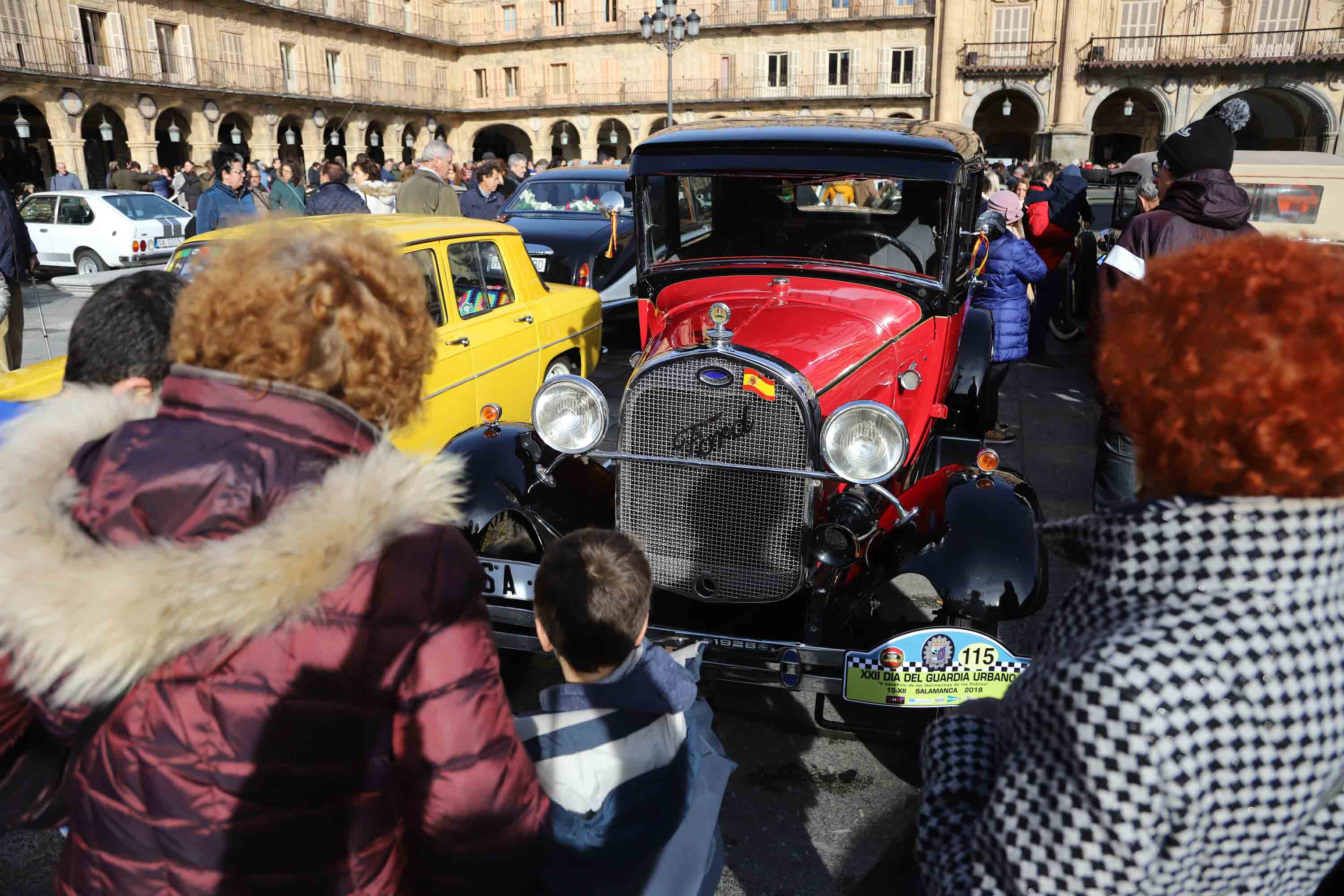Fotos: El Día del Guardia Urbano congrega a 170 vehículos antiguos