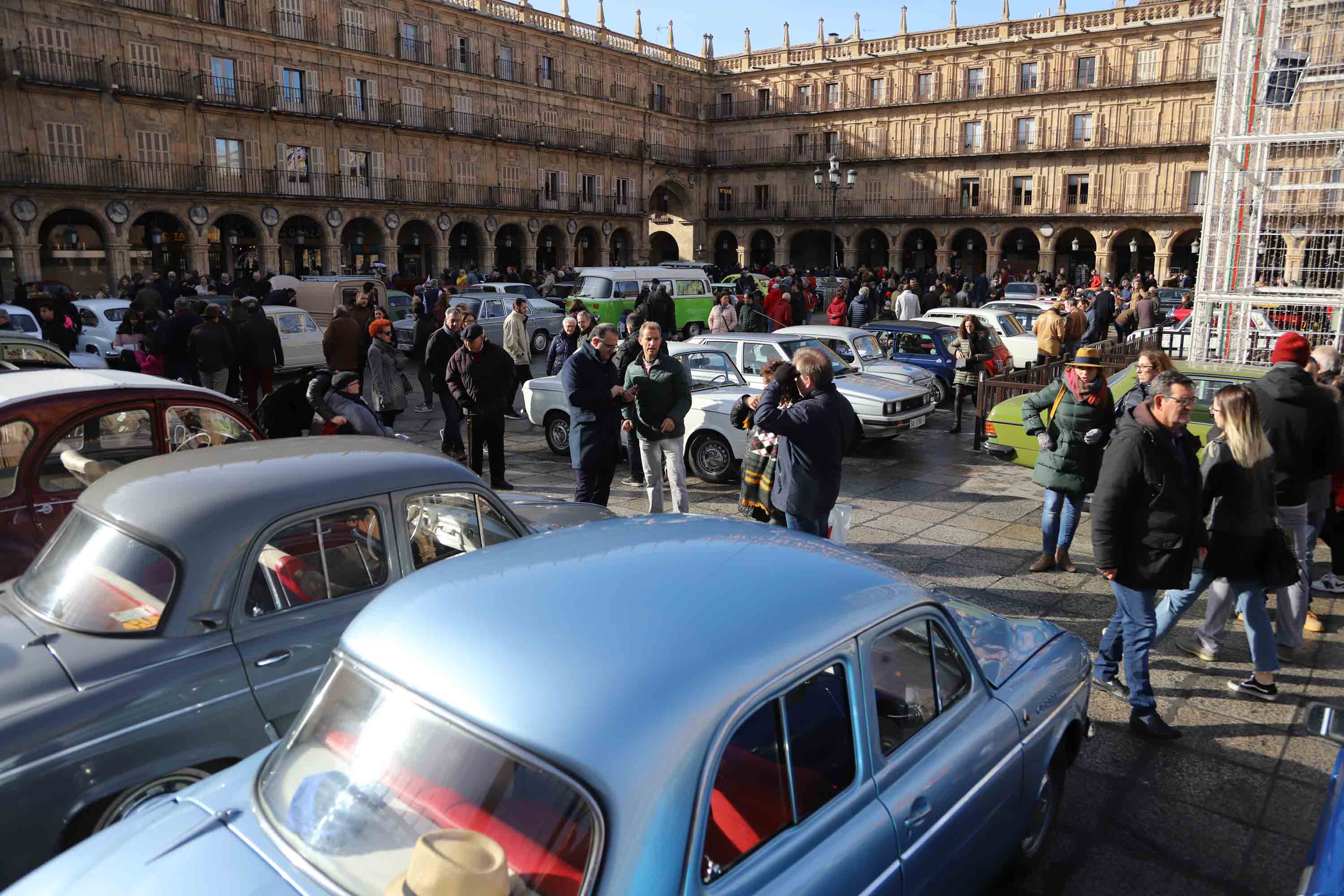 Fotos: El Día del Guardia Urbano congrega a 170 vehículos antiguos