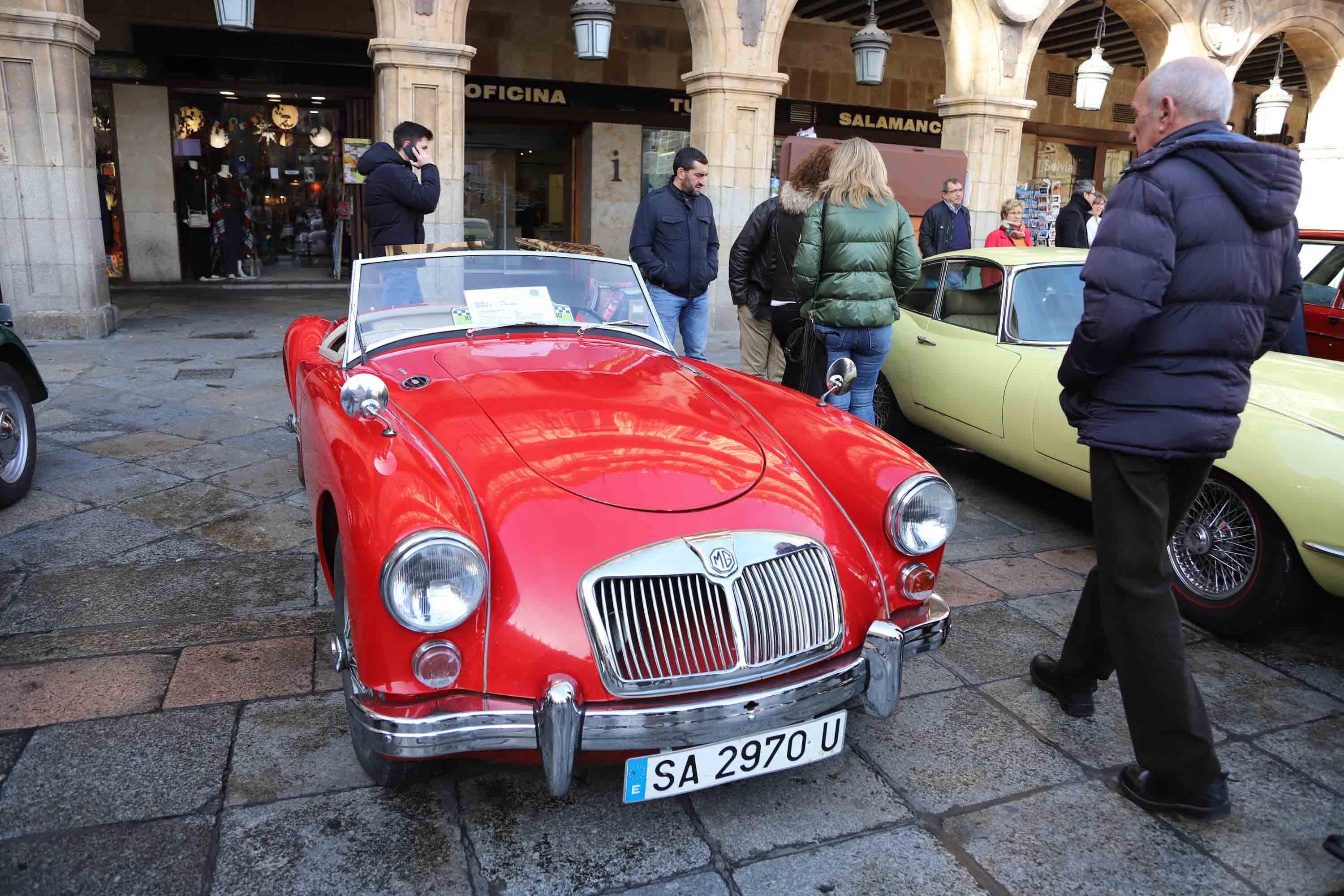 Fotos: El Día del Guardia Urbano congrega a 170 vehículos antiguos