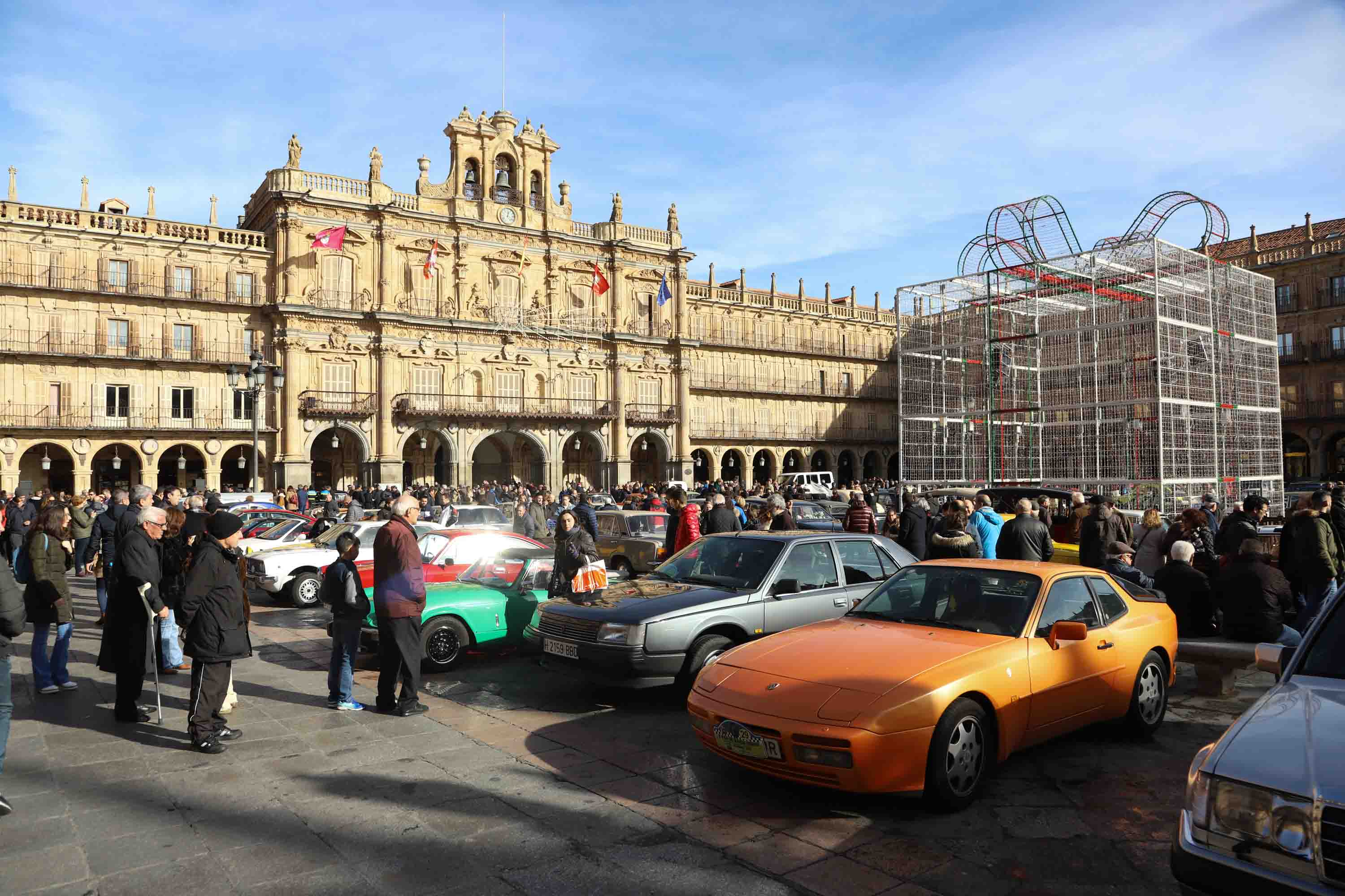 Fotos: El Día del Guardia Urbano congrega a 170 vehículos antiguos