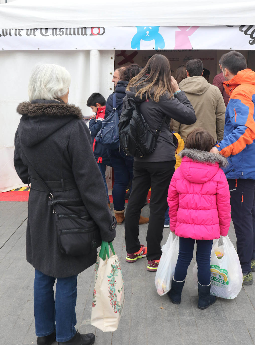 Esta iniciativa, organizada por El Norte de Castilla, con la ayuda del Ayuntamiento de Valladolid, la Fundación Ambuibérica, la Fundación Michelin y MediaMarkt como patrocinadores, donará los juguetes, libros y cuentos recogidos, que pueden ser nuevos o usados a los niños de Valladolid de la mano de la asociación 'Por un Futuro Castilla y León' y en el Sáhara, con la colaboración de la Media Luna Roja Saharaui.