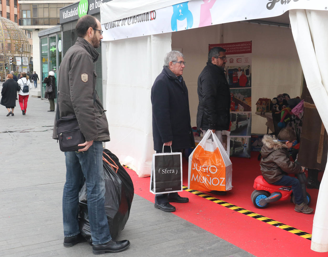 Esta iniciativa, organizada por El Norte de Castilla, con la ayuda del Ayuntamiento de Valladolid, la Fundación Ambuibérica, la Fundación Michelin y MediaMarkt como patrocinadores, donará los juguetes, libros y cuentos recogidos, que pueden ser nuevos o usados a los niños de Valladolid de la mano de la asociación 'Por un Futuro Castilla y León' y en el Sáhara, con la colaboración de la Media Luna Roja Saharaui.