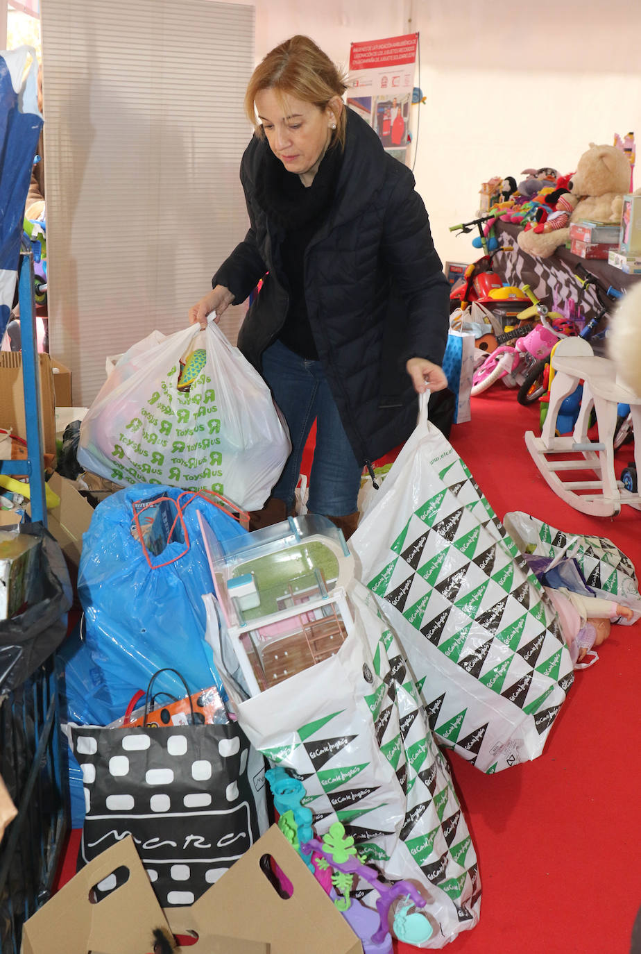 Esta iniciativa, organizada por El Norte de Castilla, con la ayuda del Ayuntamiento de Valladolid, la Fundación Ambuibérica, la Fundación Michelin y MediaMarkt como patrocinadores, donará los juguetes, libros y cuentos recogidos, que pueden ser nuevos o usados a los niños de Valladolid de la mano de la asociación 'Por un Futuro Castilla y León' y en el Sáhara, con la colaboración de la Media Luna Roja Saharaui.