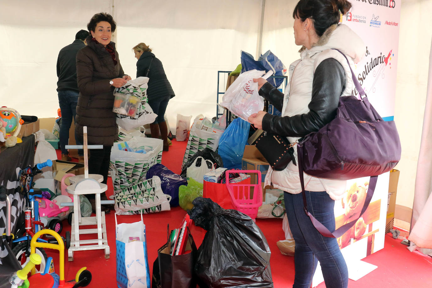 Esta iniciativa, organizada por El Norte de Castilla, con la ayuda del Ayuntamiento de Valladolid, la Fundación Ambuibérica, la Fundación Michelin y MediaMarkt como patrocinadores, donará los juguetes, libros y cuentos recogidos, que pueden ser nuevos o usados a los niños de Valladolid de la mano de la asociación 'Por un Futuro Castilla y León' y en el Sáhara, con la colaboración de la Media Luna Roja Saharaui.