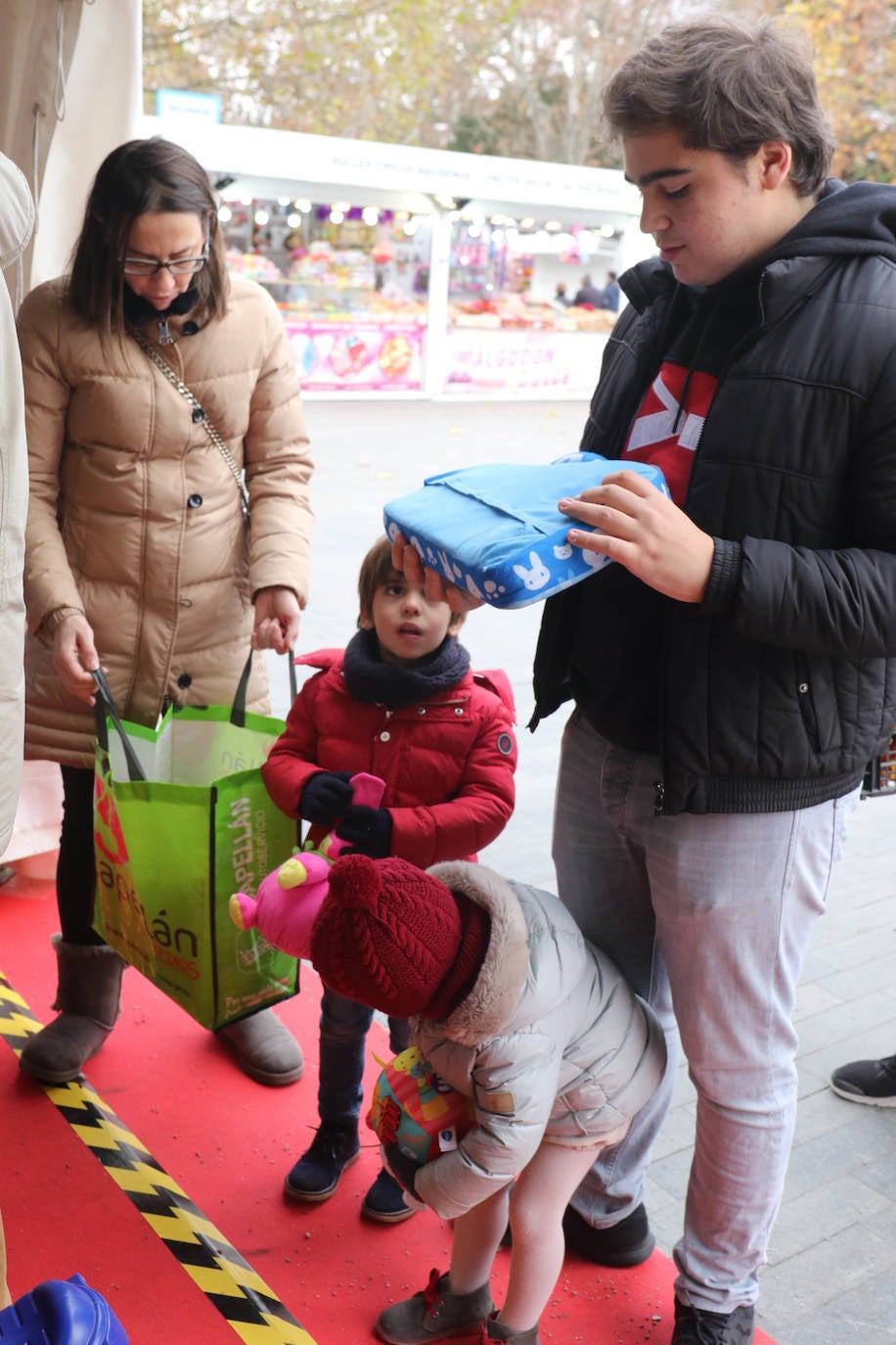 Esta iniciativa, organizada por El Norte de Castilla, con la ayuda del Ayuntamiento de Valladolid, la Fundación Ambuibérica, la Fundación Michelin y MediaMarkt como patrocinadores, donará los juguetes, libros y cuentos recogidos, que pueden ser nuevos o usados a los niños de Valladolid de la mano de la asociación 'Por un Futuro Castilla y León' y en el Sáhara, con la colaboración de la Media Luna Roja Saharaui.