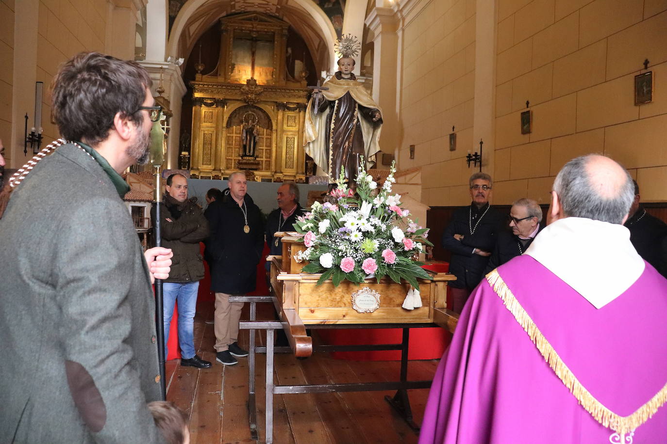 La cofradía de San Juan de la Cruz de Medina de Rioseco ha vuelto a celebrar este domingo la festividad de su santo titular, cuya imagen del siglo XVIII (custodiada en la iglesia del convento del Carmen) salió de nuevo a la calle después de que laprocesión fuera recuperada hace dos años.