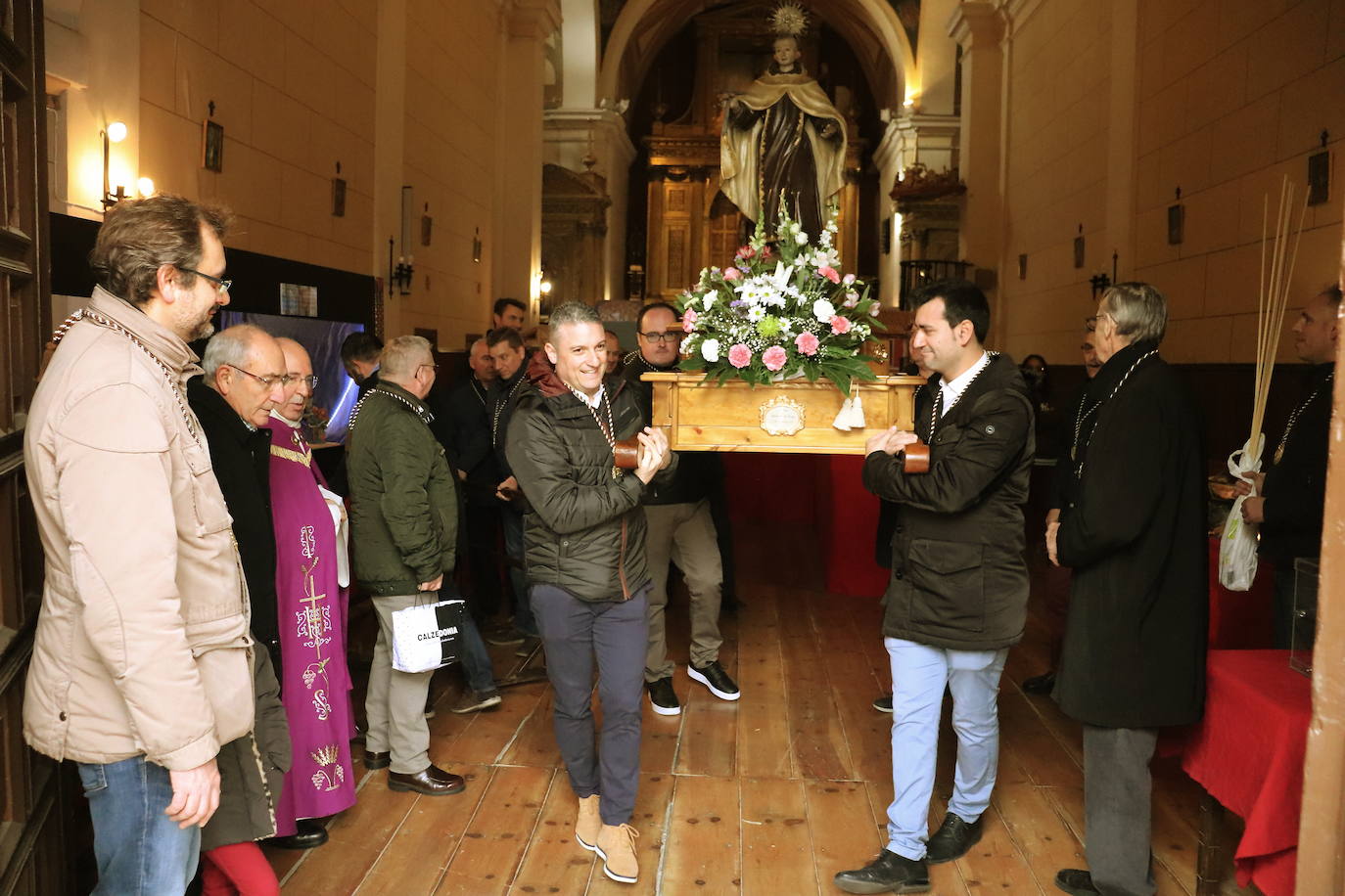 La cofradía de San Juan de la Cruz de Medina de Rioseco ha vuelto a celebrar este domingo la festividad de su santo titular, cuya imagen del siglo XVIII (custodiada en la iglesia del convento del Carmen) salió de nuevo a la calle después de que laprocesión fuera recuperada hace dos años.