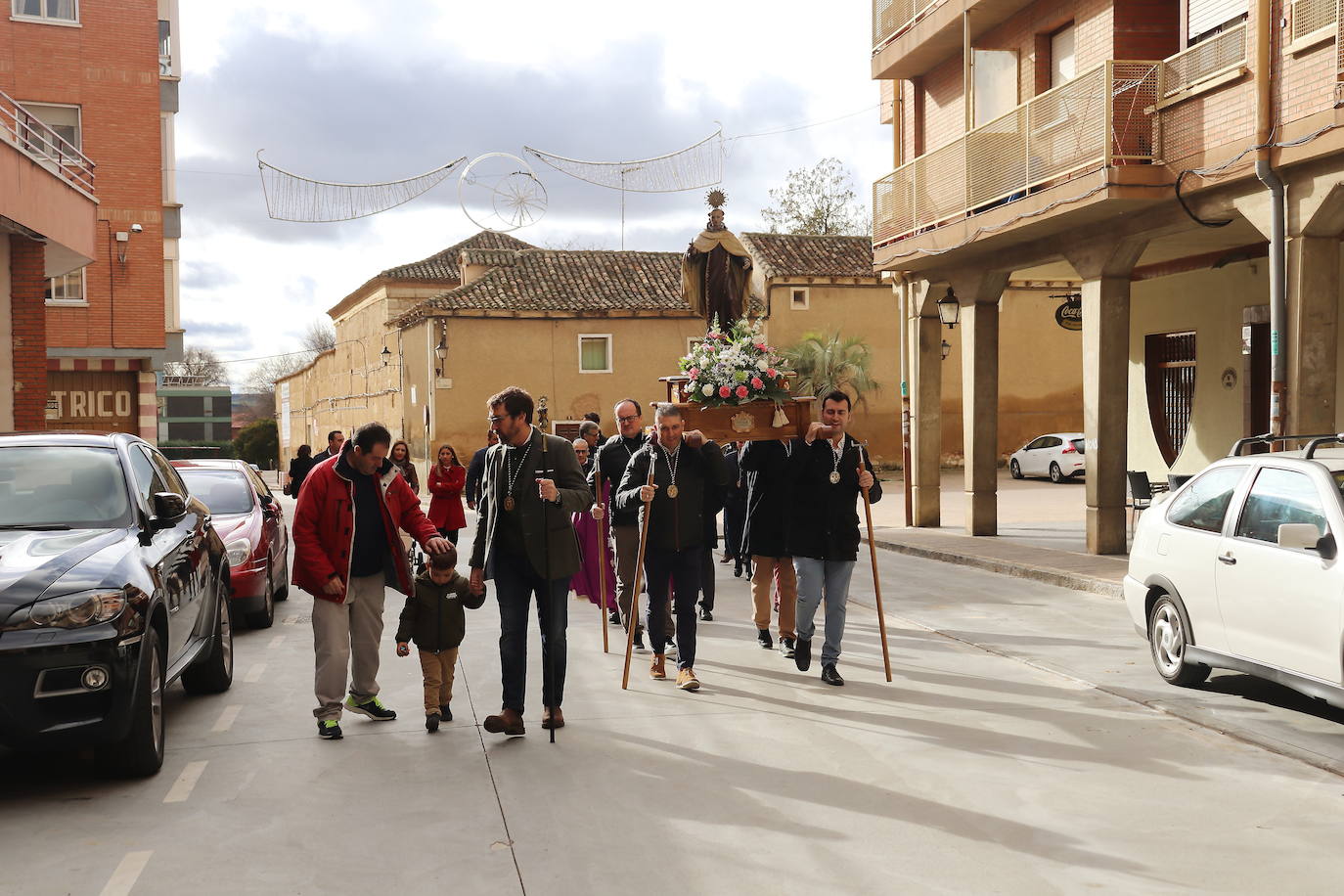 La cofradía de San Juan de la Cruz de Medina de Rioseco ha vuelto a celebrar este domingo la festividad de su santo titular, cuya imagen del siglo XVIII (custodiada en la iglesia del convento del Carmen) salió de nuevo a la calle después de que laprocesión fuera recuperada hace dos años.