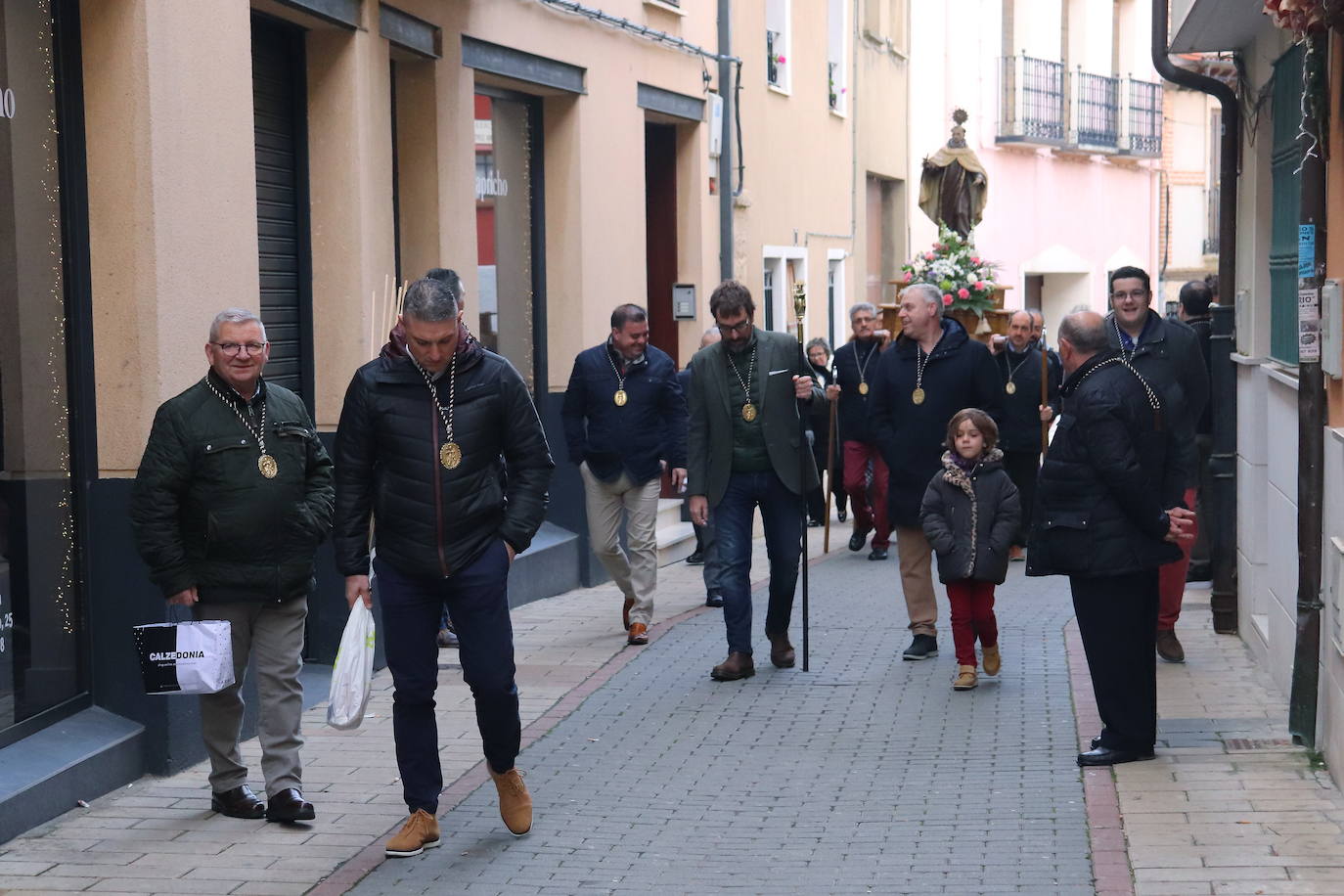 La cofradía de San Juan de la Cruz de Medina de Rioseco ha vuelto a celebrar este domingo la festividad de su santo titular, cuya imagen del siglo XVIII (custodiada en la iglesia del convento del Carmen) salió de nuevo a la calle después de que laprocesión fuera recuperada hace dos años.