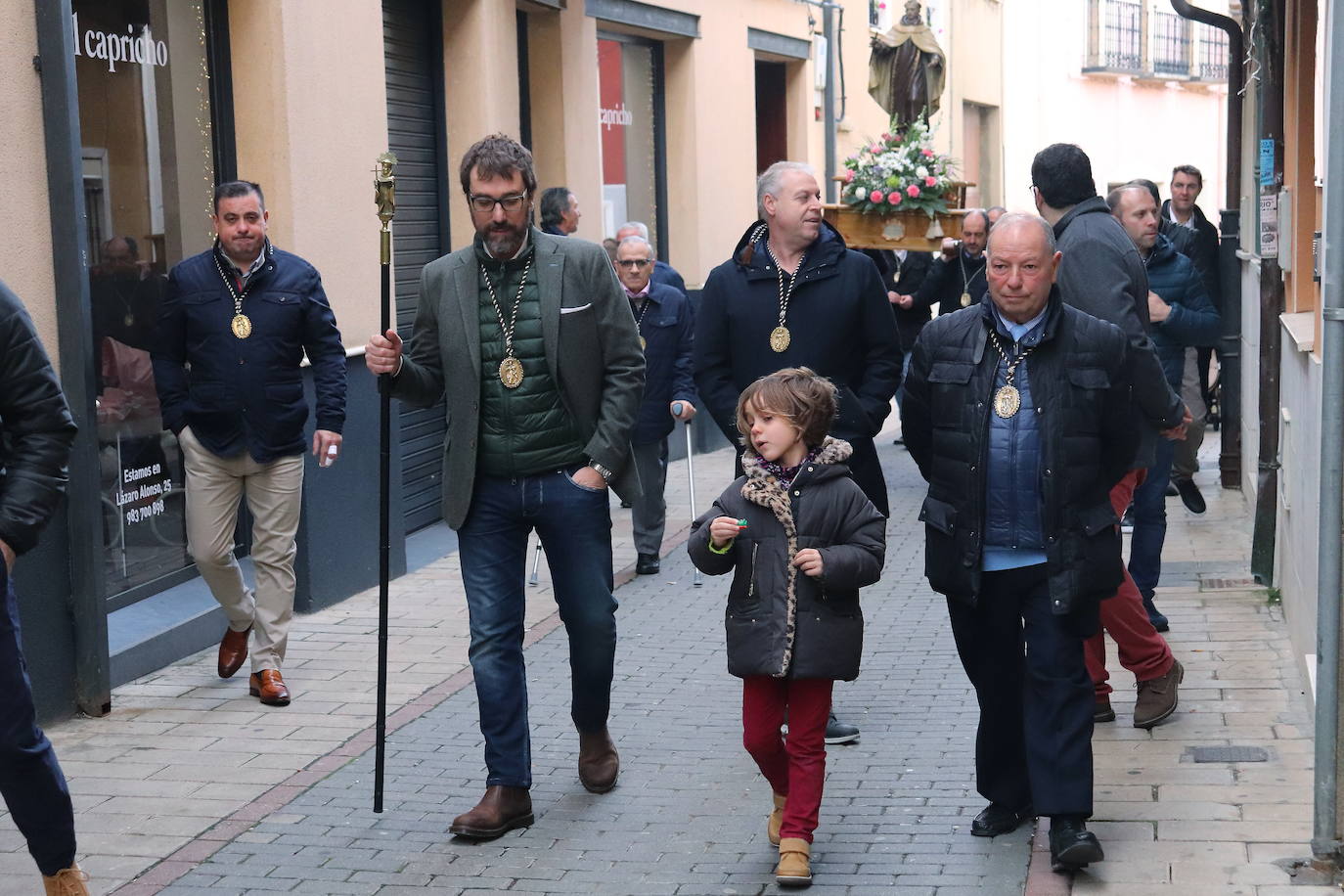 La cofradía de San Juan de la Cruz de Medina de Rioseco ha vuelto a celebrar este domingo la festividad de su santo titular, cuya imagen del siglo XVIII (custodiada en la iglesia del convento del Carmen) salió de nuevo a la calle después de que laprocesión fuera recuperada hace dos años.