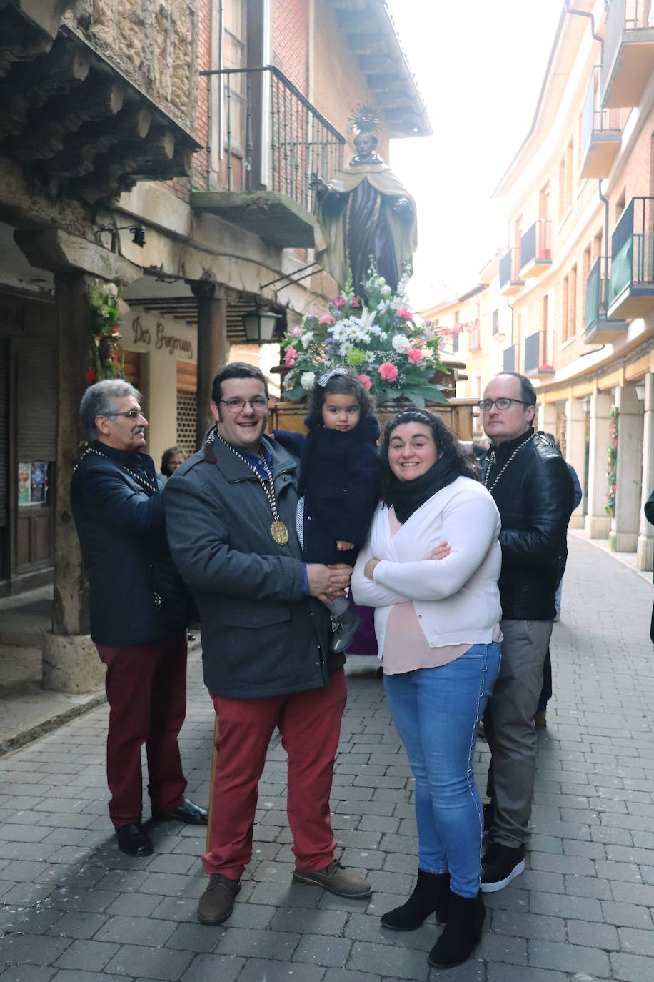 La cofradía de San Juan de la Cruz de Medina de Rioseco ha vuelto a celebrar este domingo la festividad de su santo titular, cuya imagen del siglo XVIII (custodiada en la iglesia del convento del Carmen) salió de nuevo a la calle después de que laprocesión fuera recuperada hace dos años.