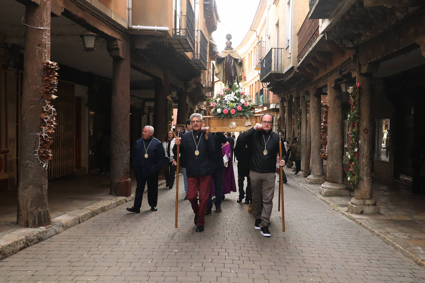 La cofradía de San Juan de la Cruz de Medina de Rioseco ha vuelto a celebrar este domingo la festividad de su santo titular, cuya imagen del siglo XVIII (custodiada en la iglesia del convento del Carmen) salió de nuevo a la calle después de que laprocesión fuera recuperada hace dos años.