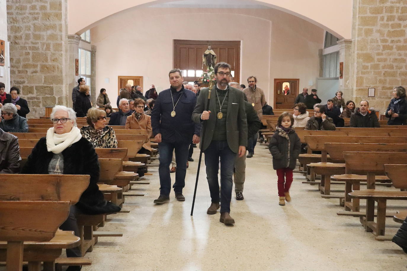 La cofradía de San Juan de la Cruz de Medina de Rioseco ha vuelto a celebrar este domingo la festividad de su santo titular, cuya imagen del siglo XVIII (custodiada en la iglesia del convento del Carmen) salió de nuevo a la calle después de que laprocesión fuera recuperada hace dos años.