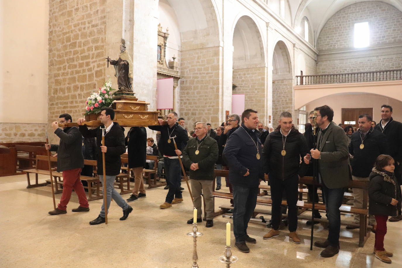 La cofradía de San Juan de la Cruz de Medina de Rioseco ha vuelto a celebrar este domingo la festividad de su santo titular, cuya imagen del siglo XVIII (custodiada en la iglesia del convento del Carmen) salió de nuevo a la calle después de que laprocesión fuera recuperada hace dos años.