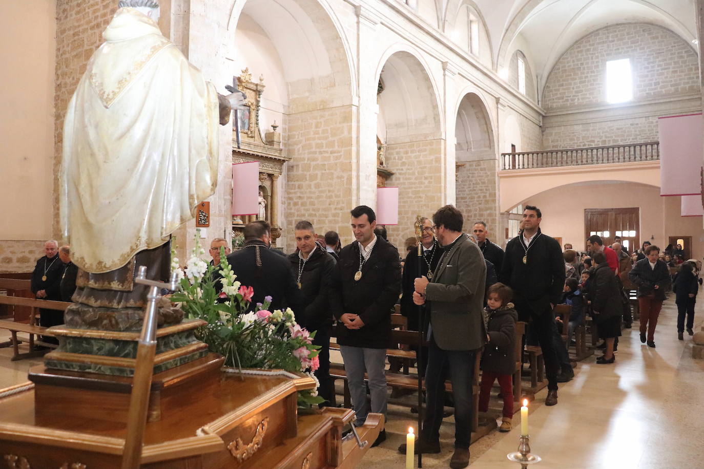 La cofradía de San Juan de la Cruz de Medina de Rioseco ha vuelto a celebrar este domingo la festividad de su santo titular, cuya imagen del siglo XVIII (custodiada en la iglesia del convento del Carmen) salió de nuevo a la calle después de que laprocesión fuera recuperada hace dos años.