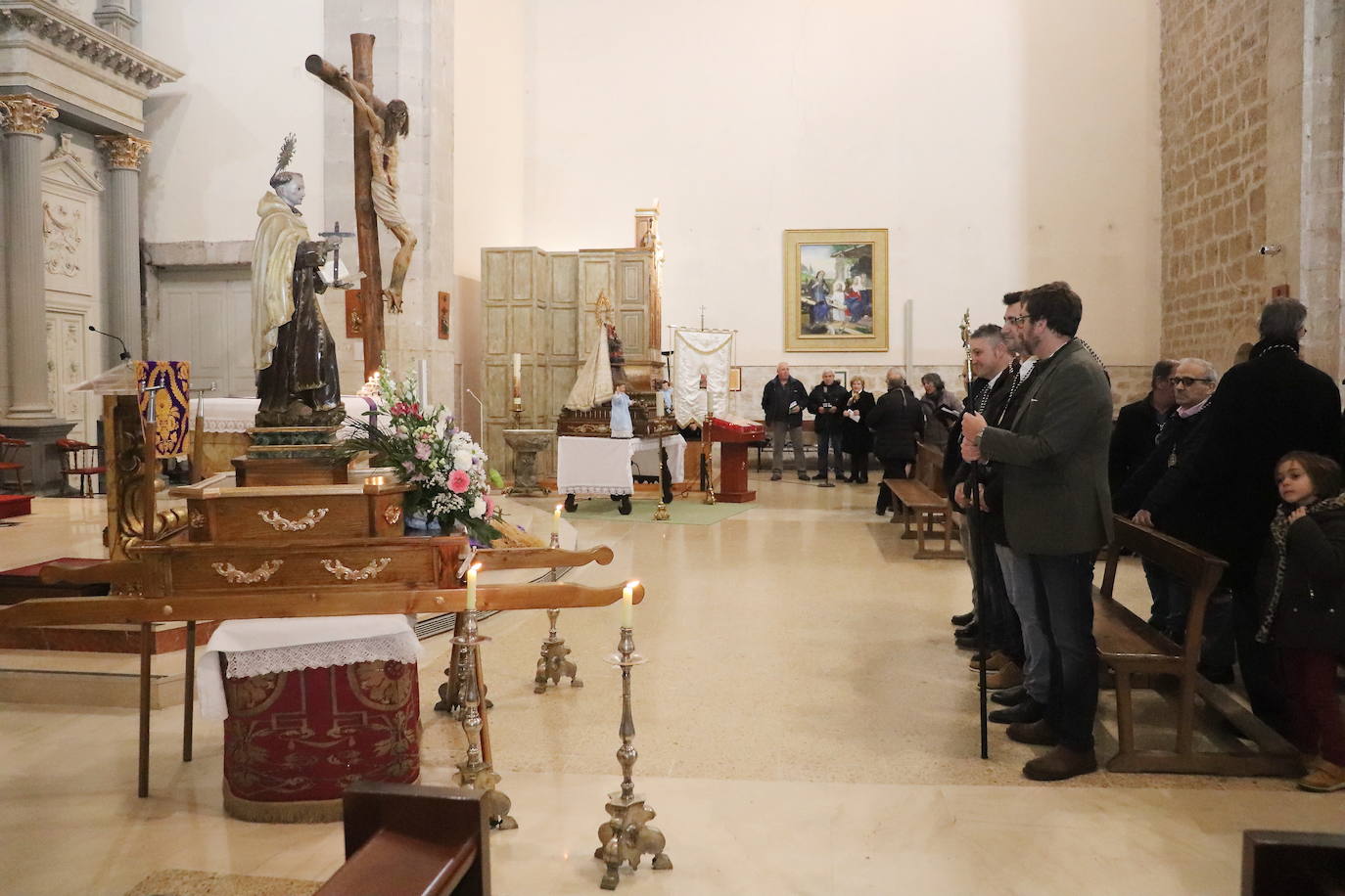 La cofradía de San Juan de la Cruz de Medina de Rioseco ha vuelto a celebrar este domingo la festividad de su santo titular, cuya imagen del siglo XVIII (custodiada en la iglesia del convento del Carmen) salió de nuevo a la calle después de que laprocesión fuera recuperada hace dos años.