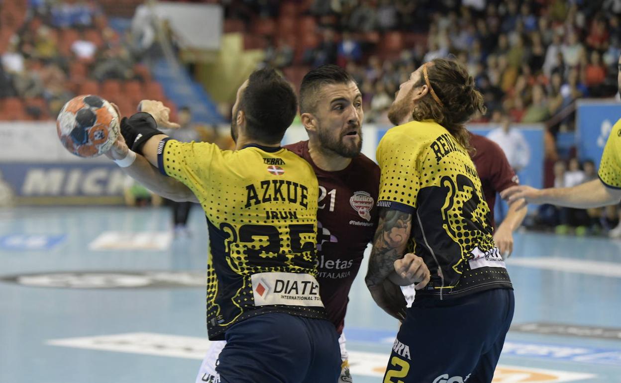 Roberto es frenado por Azkue y Renaud.